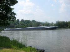 Naabtalradweg  Lastschiff auf der Donau